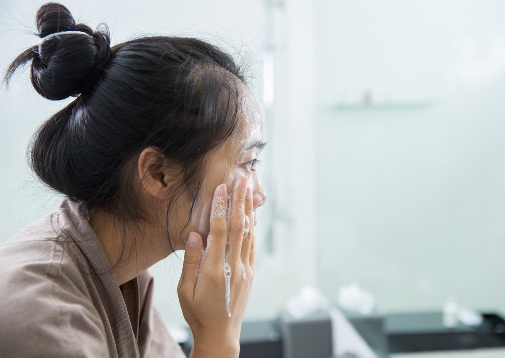 Asian,Women,Are,Washed,Clean,With,Foam,At,The,Bathroom