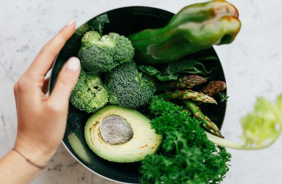 7-COLON-CLEANSING-FOODS-TO-DETOX-AND-HEAL-YOUR-GUT_header-960x628