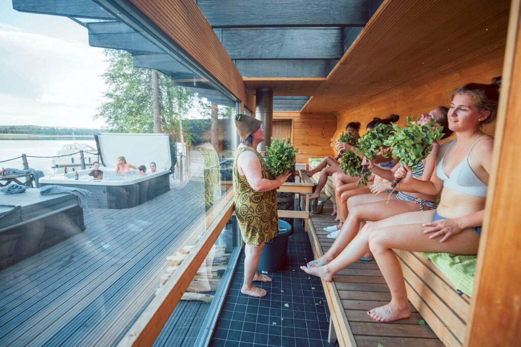 Sauna_tips_Lahti_Lehmonkarki_people+inside+sauna+-+Julia+Kivelä_optimized