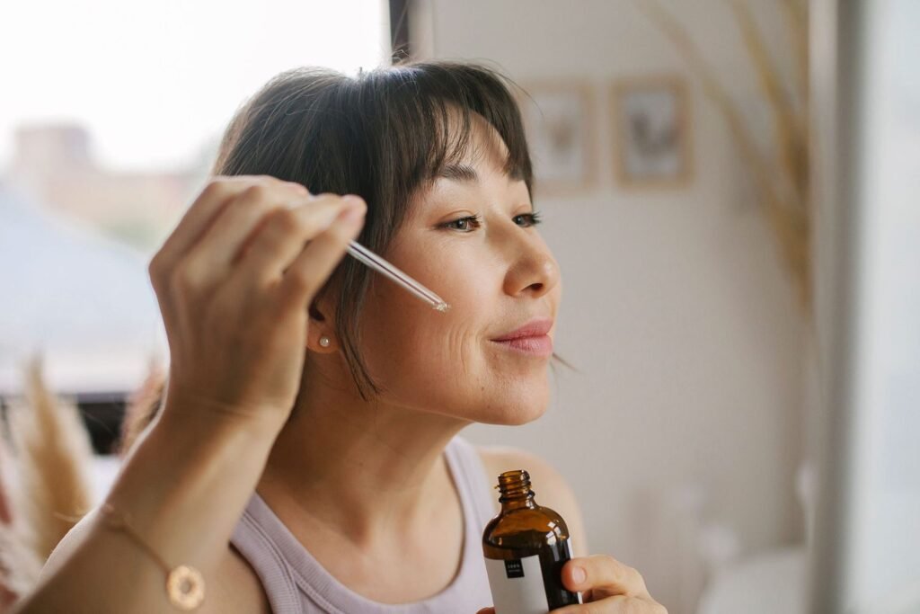 applying-serum-face-getty-0122-2000-ad2c99d5375a489bb1fa4bdb128f369b
